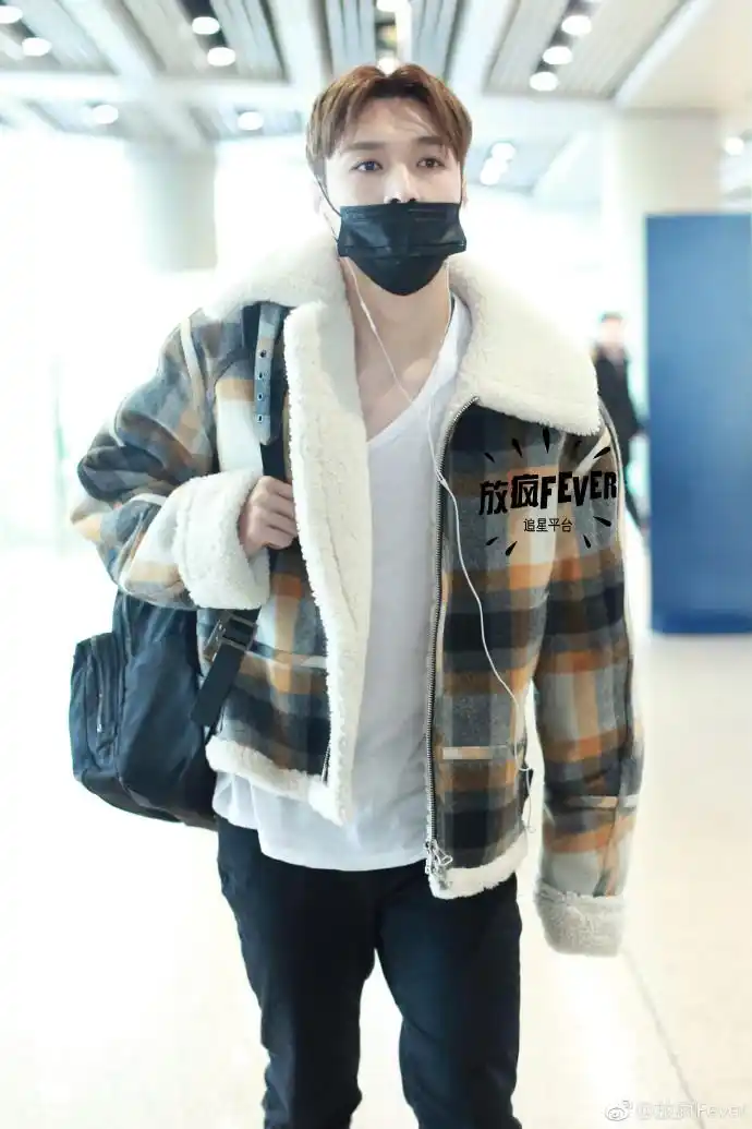 张艺兴现身机场外套很暖和,网友透露通宵录制直接赶飞机太辛苦
