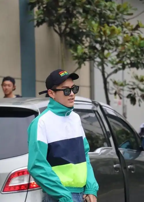 > 正文  为助阵《超级女声》,吴亦凡于今晚9:30分飞抵长沙黄花机场