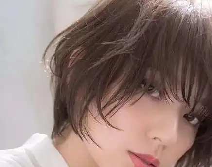 很喜欢短碎发发型,不知现在还流行吗?会不会老气?