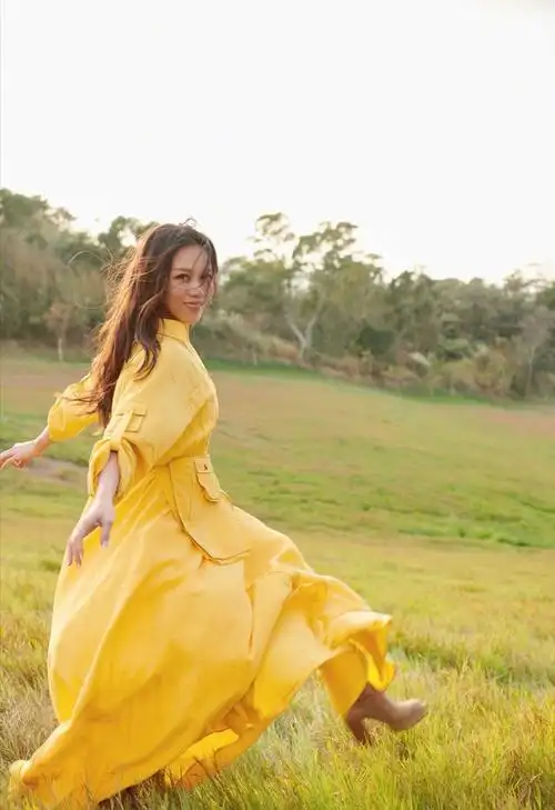 蔡健雅淡黄长裙现身,私服穿搭特别惊艳,绝对的时尚才女