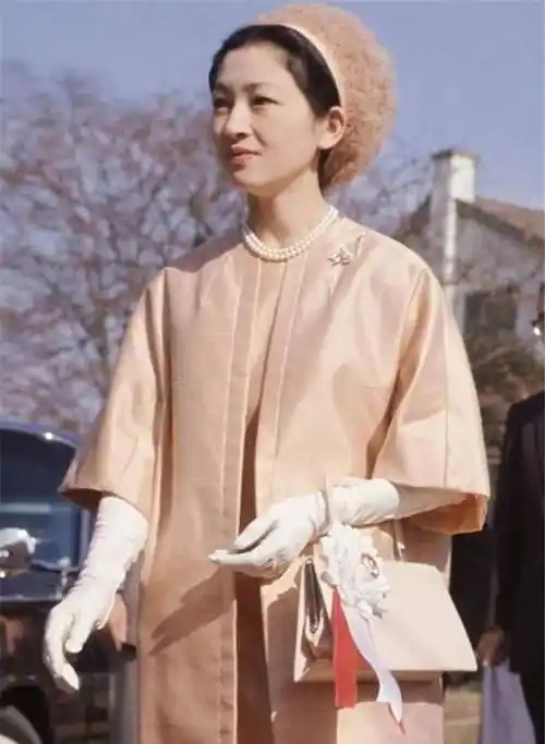 "最美平民王妃"美智子,穿和服尽显东方美,不要权位只要爱情_明仁_皇