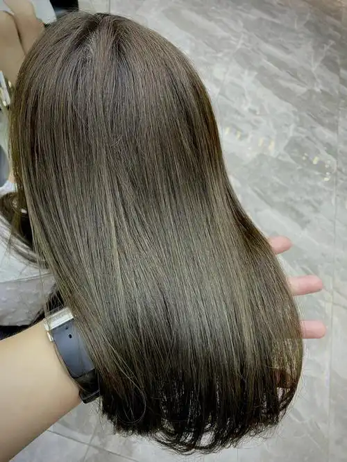 细看却会让人觉得很有气质,秋冬试试染这样的青棕色,让你的头发就