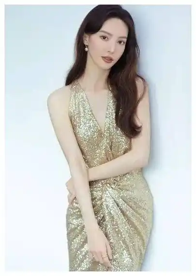 金晨新加坡街头惊艳吊带裙造型网友实拍见证真实风采