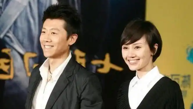 夏雨袁泉一家三口同框出门与好友聚餐13岁女儿身高赶上妈妈