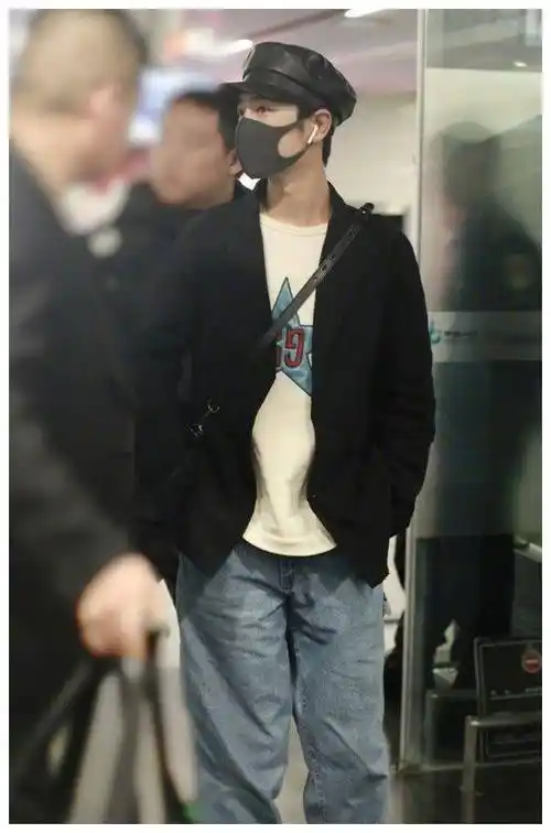 原创有种欲盖弥彰还属肖战嫌腿细用肥裤子遮但走路间还是暴露了