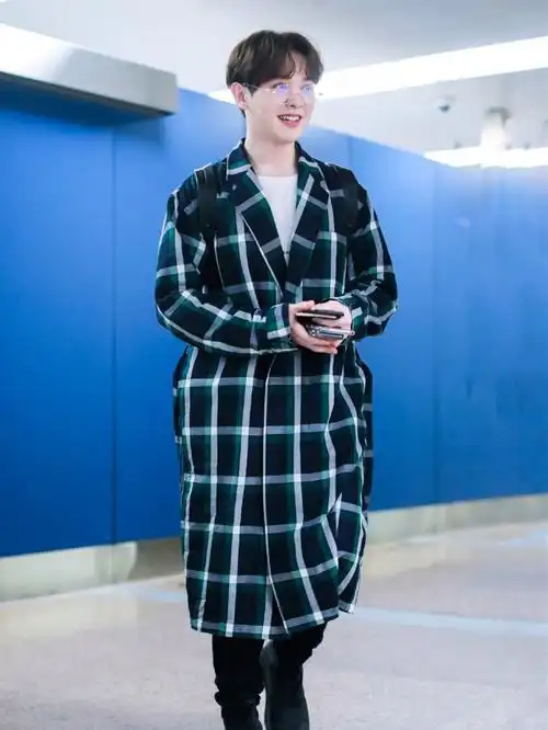 尤长靖两套格纹造型上线,穿大衣居然秒变大长腿|尤长靖|大衣|长腿