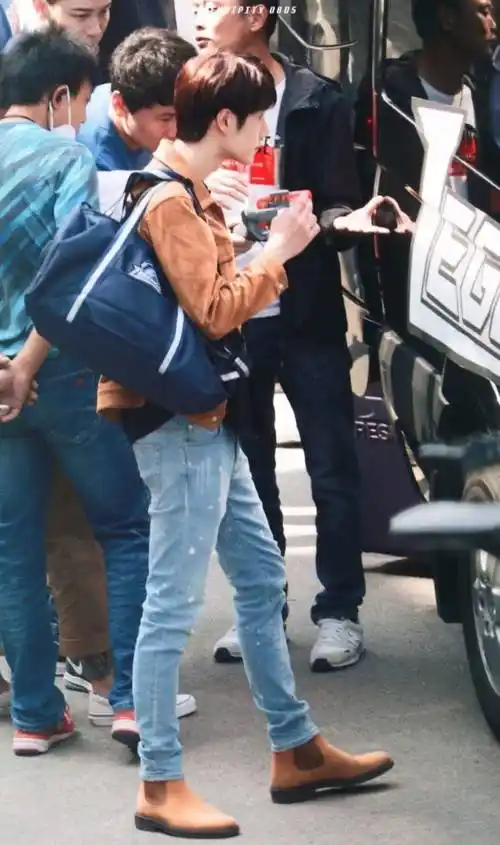 脱粉回踩靠买专辑:王一博脱粉工会人数破九千,却自己说漏嘴_肖战_表演