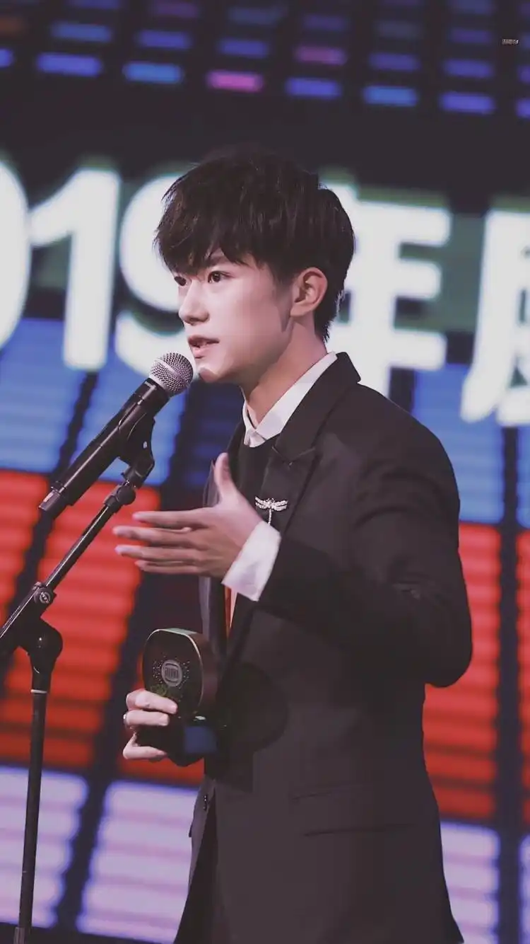 易烊千玺 #tfboys 爱奇艺尖叫之夜 年度男歌手 高清 帅气