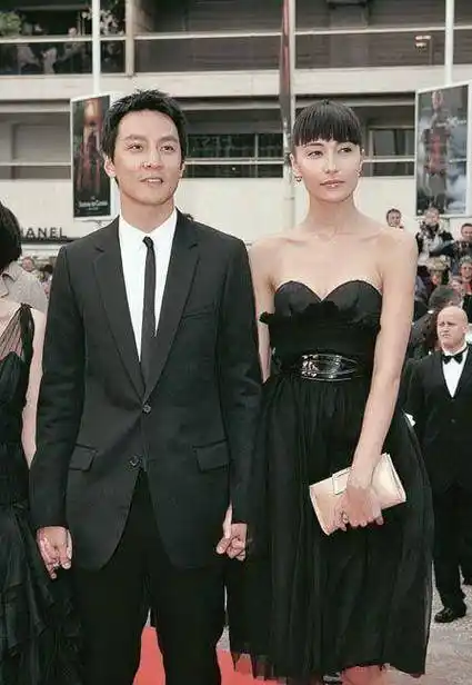 吴彦祖长得帅也就算了,对待感情也非常专一,超模妻子大长腿抢镜_lisa