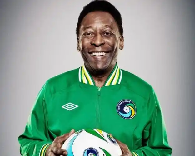 巴西夺冠后,十七岁的贝利一夜爆红,成为家喻户晓的足球明星.