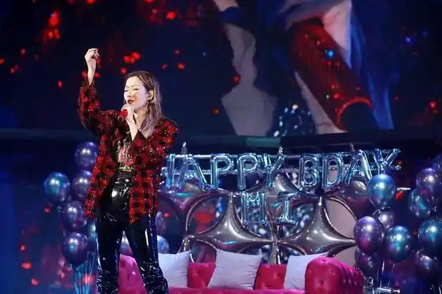 郑秀文在台边温柔唱歌身穿水钻外套配黑色皮裤看起来好时髦