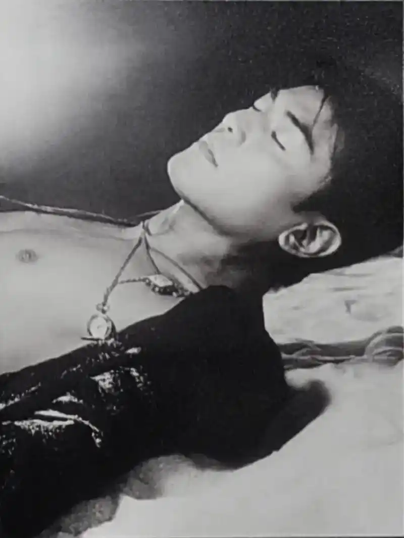 黑白系的伊面.#风格 #年代 #郑伊健 #杂志 #港风复古 - 抖音