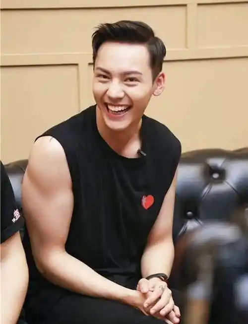 陈伟霆又晒肌肉,他穿上背心是不是很帅?_男生_感觉_男朋友