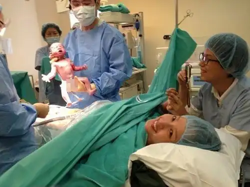实拍剖腹产宝宝出生瞬间