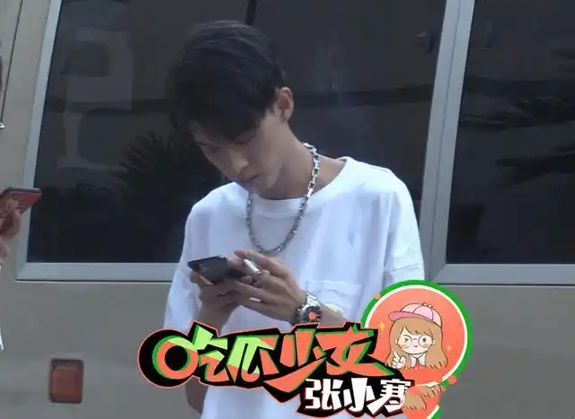 懒理负债2百万传闻,逍遥吸烟太自在_秦霄贤