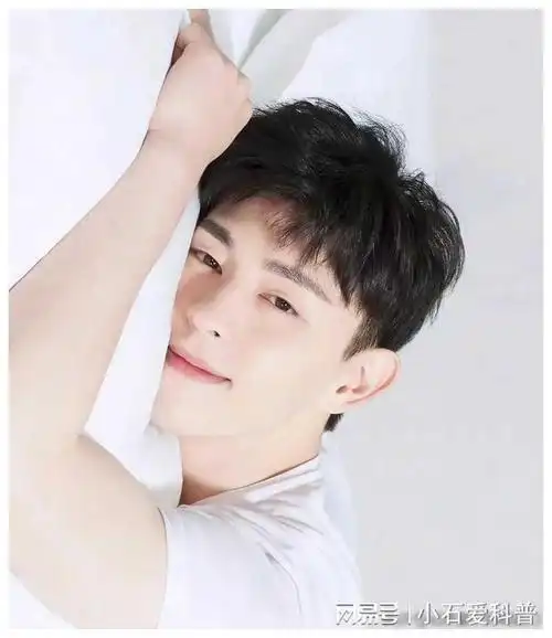 邓伦超级超级阳光帅气迷人十足的,为人随和善良的男人!