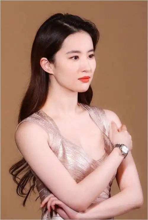 刘亦菲香港海洋公园被偶遇素颜状态超级好整个人仙气飘飘