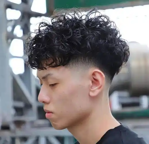 男生烫发种类都有哪几种 男士发型的烫发种类,首先按卷度分:可分为