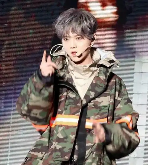 同样对自己身高非常在意的,还有人气大明星鹿晗.