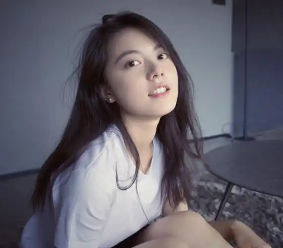 不过比起前辈谭松韵的元气古装扮相↓赵今麦的古装多少还是镇不住场