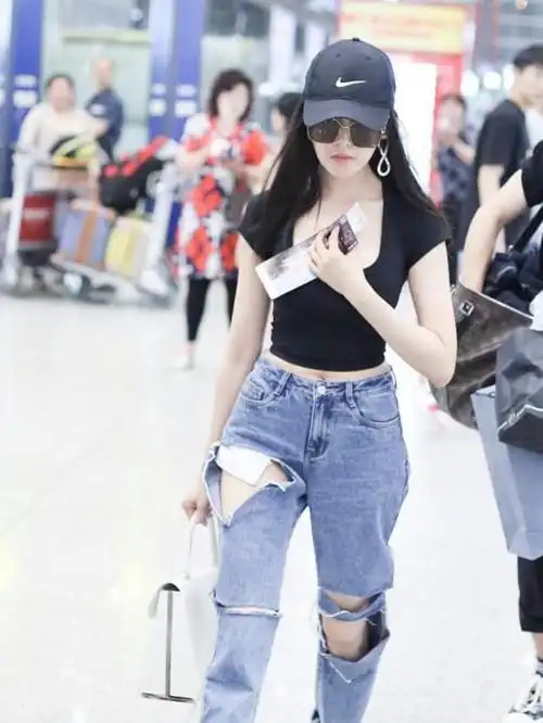 47岁洪欣低调走机场,黑t恤搭配牛仔裤简约清爽,素颜难掩好气质