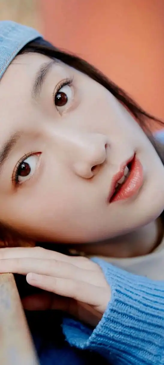 张雪迎高清壁纸,简单的麻花毛衣开衫,体现清爽气质