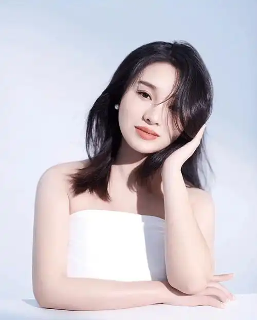 晒孕妇照秀好身材,手托孕肚笑容幸福_孟佳欣_照片_魅力