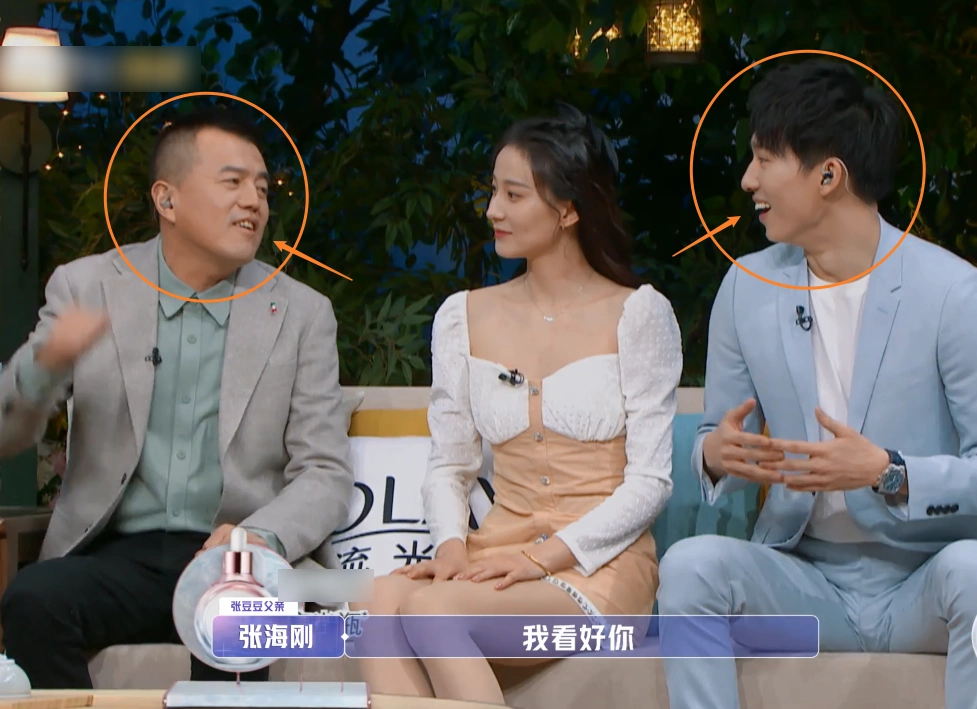 只见张爸爸在见到于家翊后脸上一直挂着满意的笑容