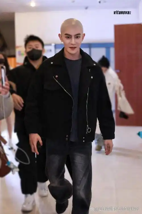 顶流男神夏之光光头造型