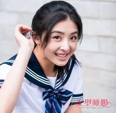 发型师姐编辑:aainforest 分享到  校园圆脸女生留着一头长直发,上学
