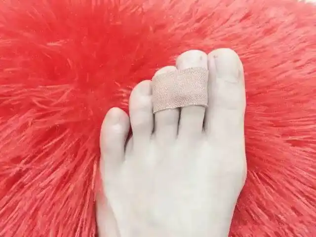 她用胶布把脚趾贴在一起原来是为了这个,服了