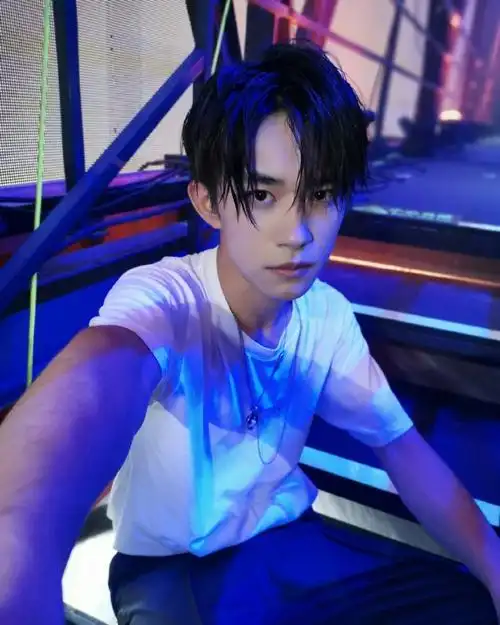 简介:易烊千玺光影自拍照图片,分享一组易烊千玺图片给大家,图中的