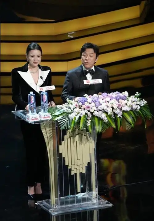 上海这一夜宋佳身高傲人王一博c位难让大鹏高举引导牌