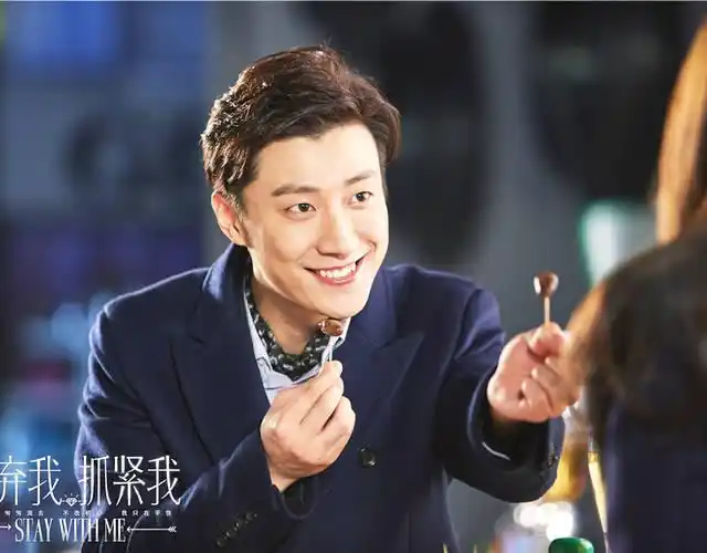 陈乔恩,王凯,乔任梁,陈燃,张轩睿主演的时尚都市剧《放弃我抓紧我》