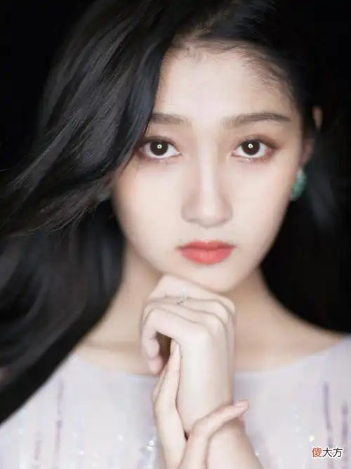 【时尚一点】关晓彤晒生活照,白衬衣少年尽显大长腿,网友戏称"霸道