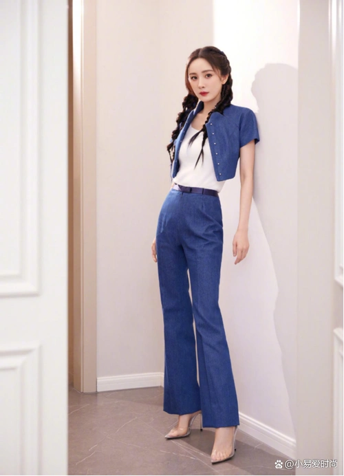 看杨幂的清爽穿搭,简单而又舒适的