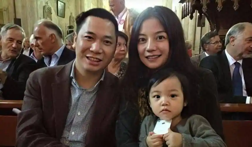 曝47岁赵薇离婚!