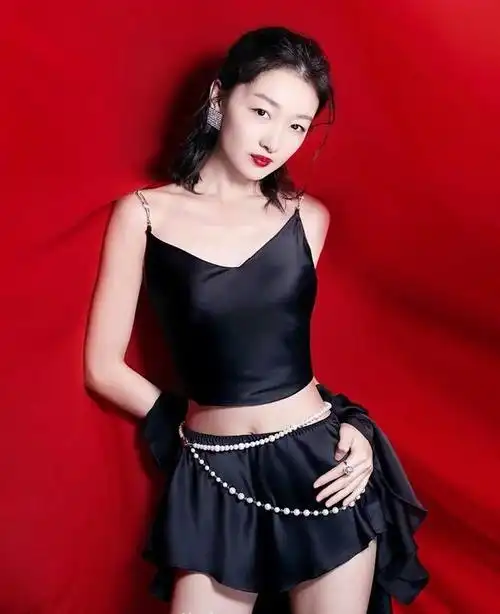 有种"长不大"叫周冬雨的身材有得一拼,是瘦得离谱