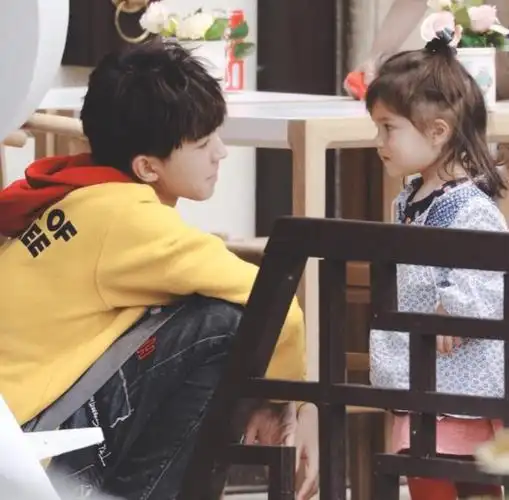 王俊凯抱得动多重女生,王俊凯抱花跟女生深情对视