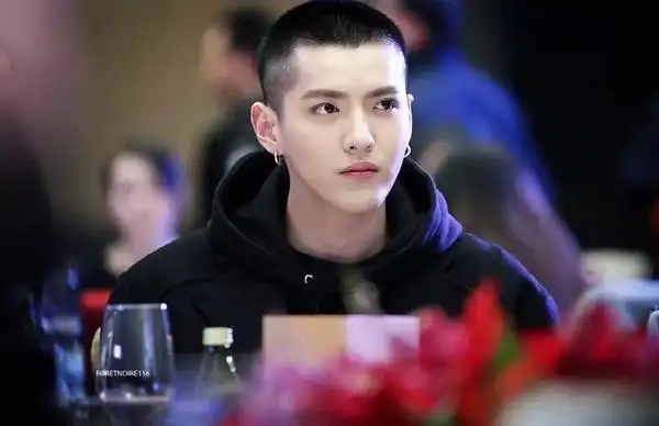 来点寸头好看的男爱豆图