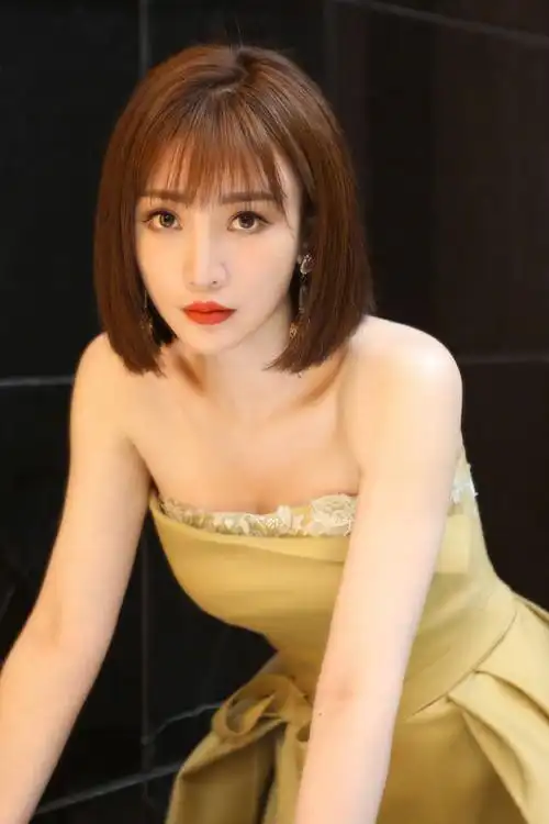 柳岩:清秀短发迷人眼,完美身材看不够!_腾讯新闻