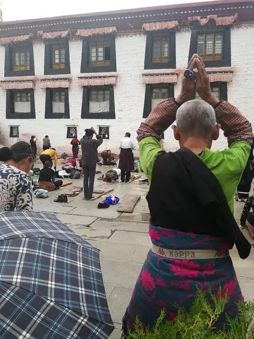 大昭寺广场上信徒们在虔诚的叩拜