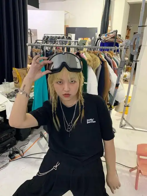 女生留狼尾长发照样帅到飞起