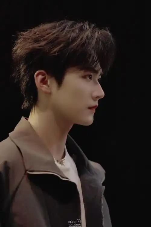 既然苦哥新皮肤已经解锁看点神赐侧脸和漂亮睫毛@into1-周柯宇#周柯宇