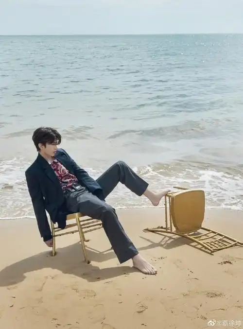 蔡徐坤超话,#原创音乐制作人蔡徐坤#光脚丫06@蔡徐坤#inxni以内品牌