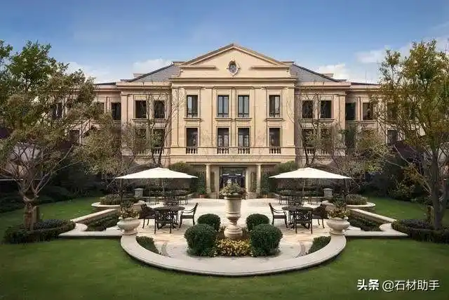 法式风格的别墅一直很受广大盖房客户的喜欢,其经典的装饰元素,古典