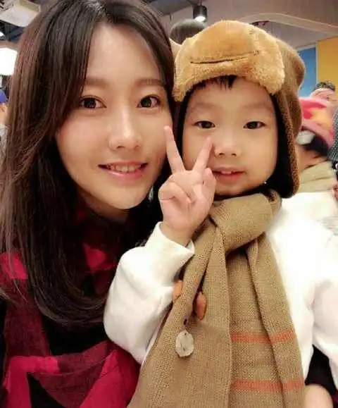 2012年7月29日,潘阳在北京举行了盛大新婚典礼,石磊出生于音乐世家,在