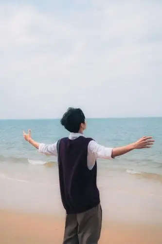 王俊凯最新大片曝光02海边凝眸少年感十足