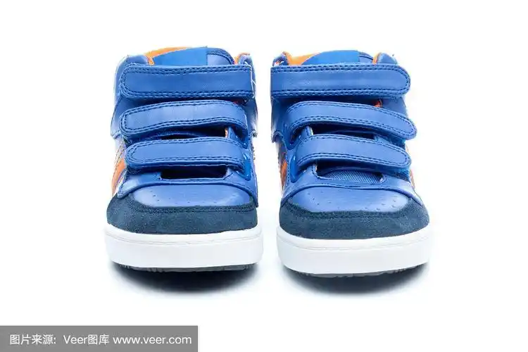 一双蓝色的儿童运动鞋