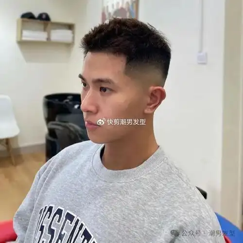 男生推崇的一款个性发型之一,两边的头发渐层铲出渐变的效果,鬓角精修